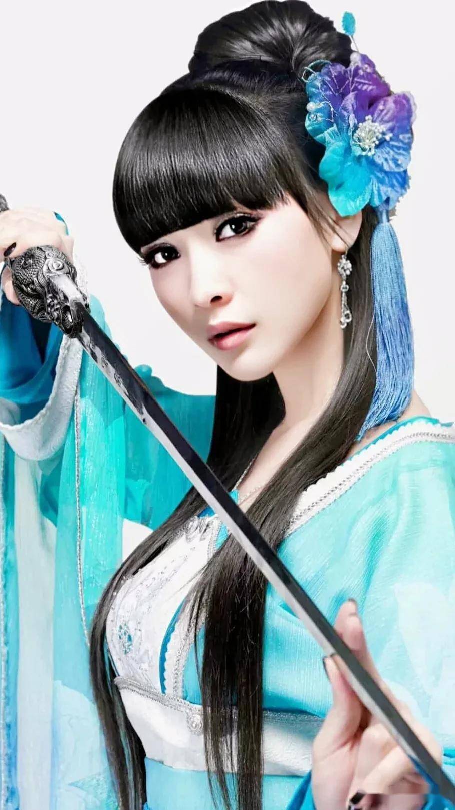 柳岩:游戏一姐,体态异然