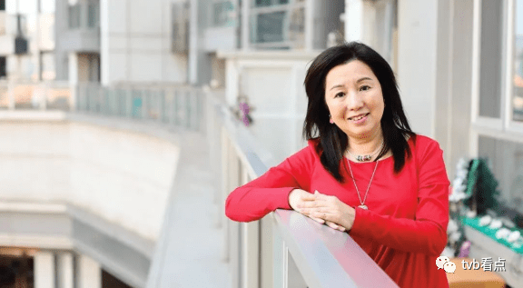 与梅小青梅小惠姐妹聚会63岁关菊英携同性伴侣现身对方为隐形富婆