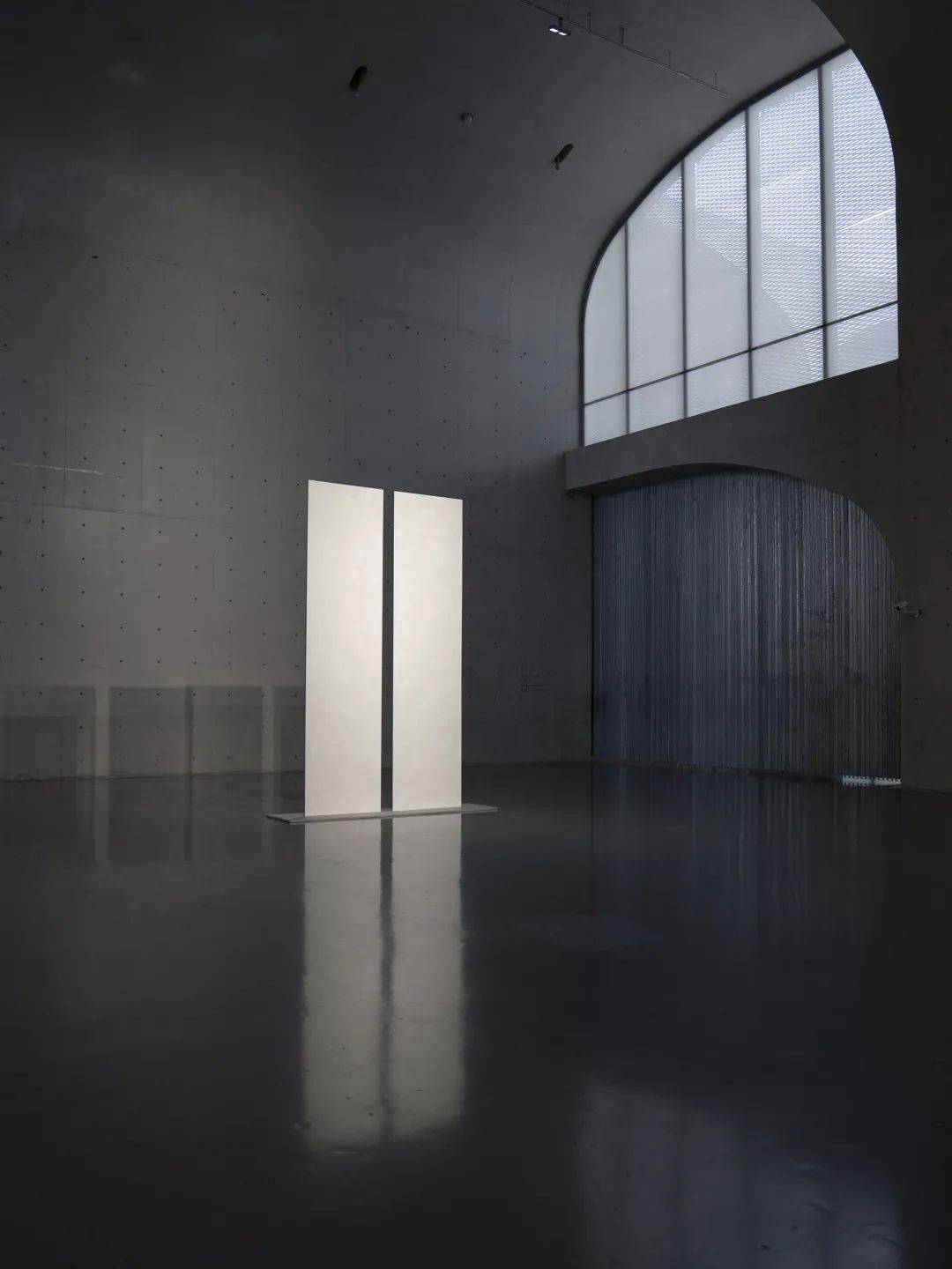 无题|玛丽·阔思亚洲首场美术馆个展开幕，艺术家以光作画