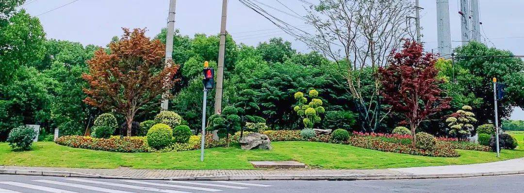 世纪广场以"世纪之门,汇智未来"为主题,数百坛花卉组成的立体花坛十分