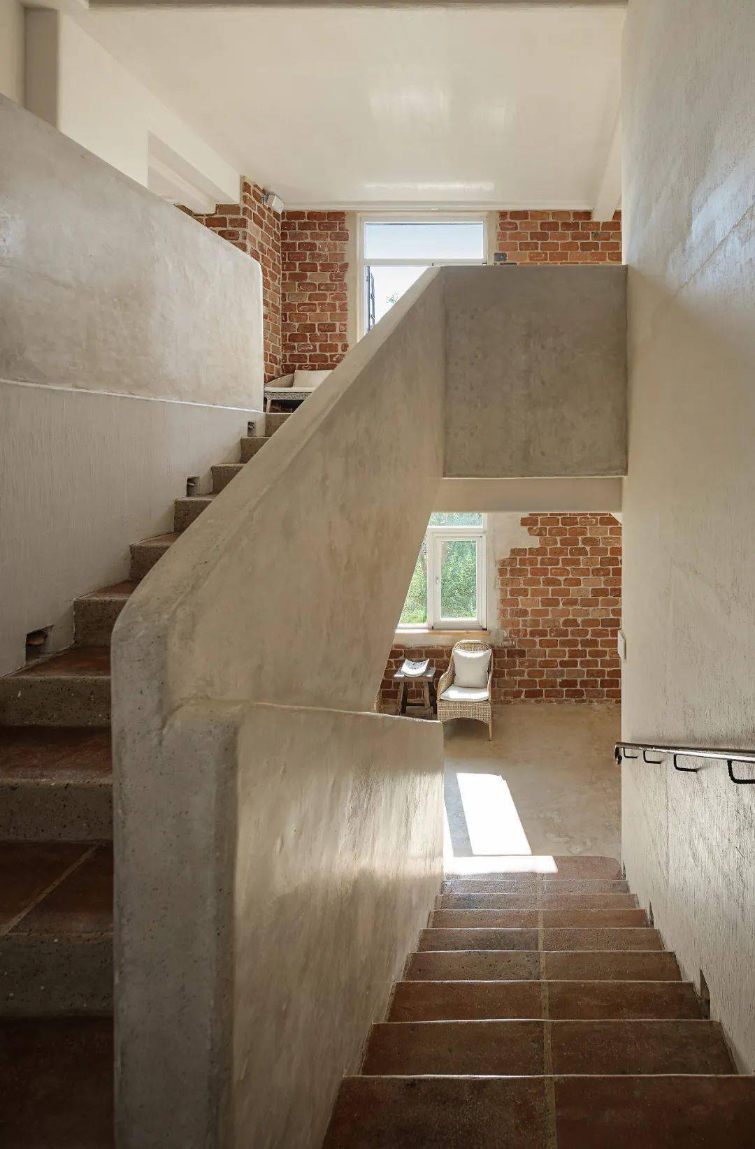 楼梯扶手,墙角这些有棱角的地方都被打磨得光滑,本是粗糙的红砖白墙也