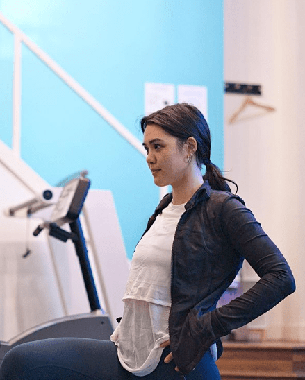 钟丽缇女儿晒自拍,手臂粗壮,肚子发福