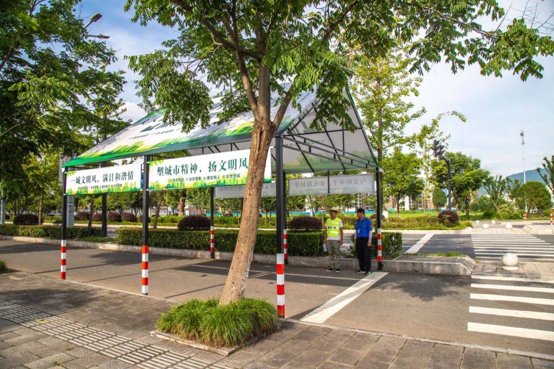 都安装了一个超大遮阳棚,为经过这里的等候过街的市民提供舒适的环境