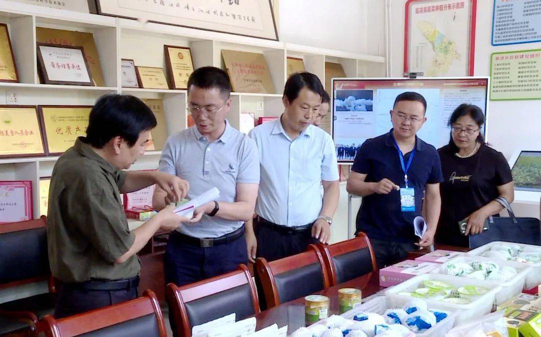 县长胡洋的陪同下,先后来到恒德源农业发展有限公司,阿里数字乡村临洮