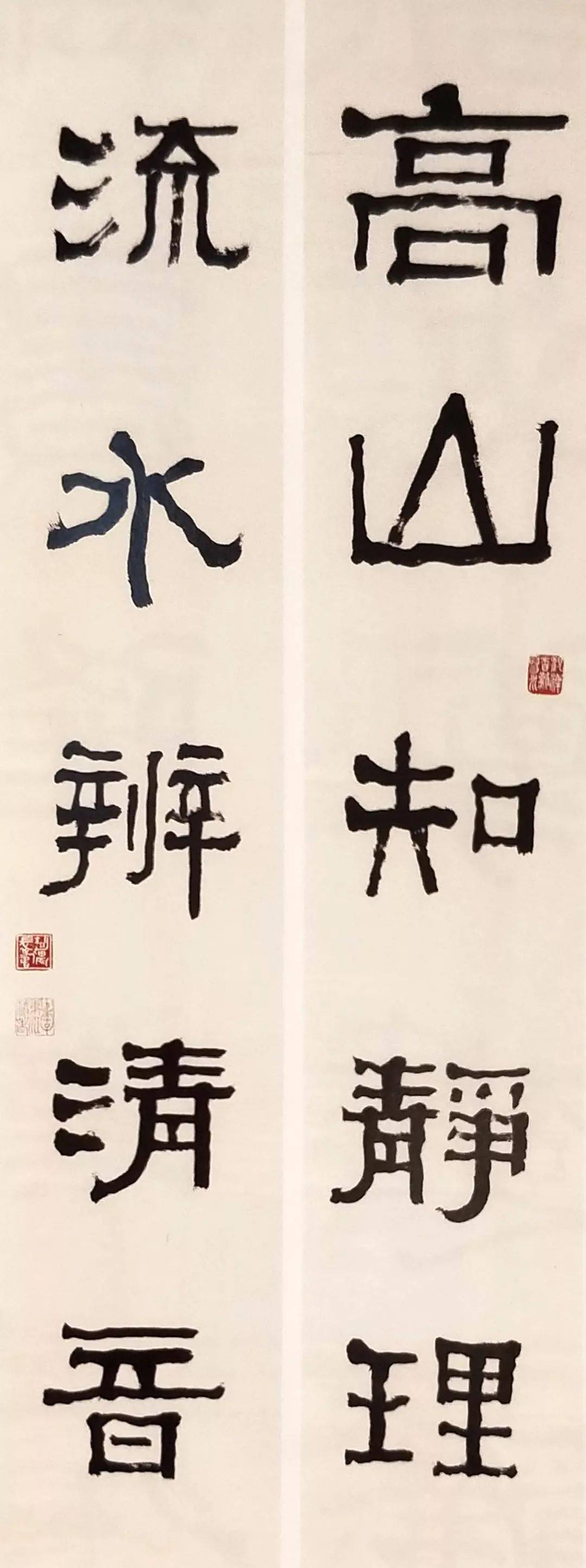 台静农(1903-1990) 隶书五言联 纸本镜心 钤印:静农长寿,奇峭博丽