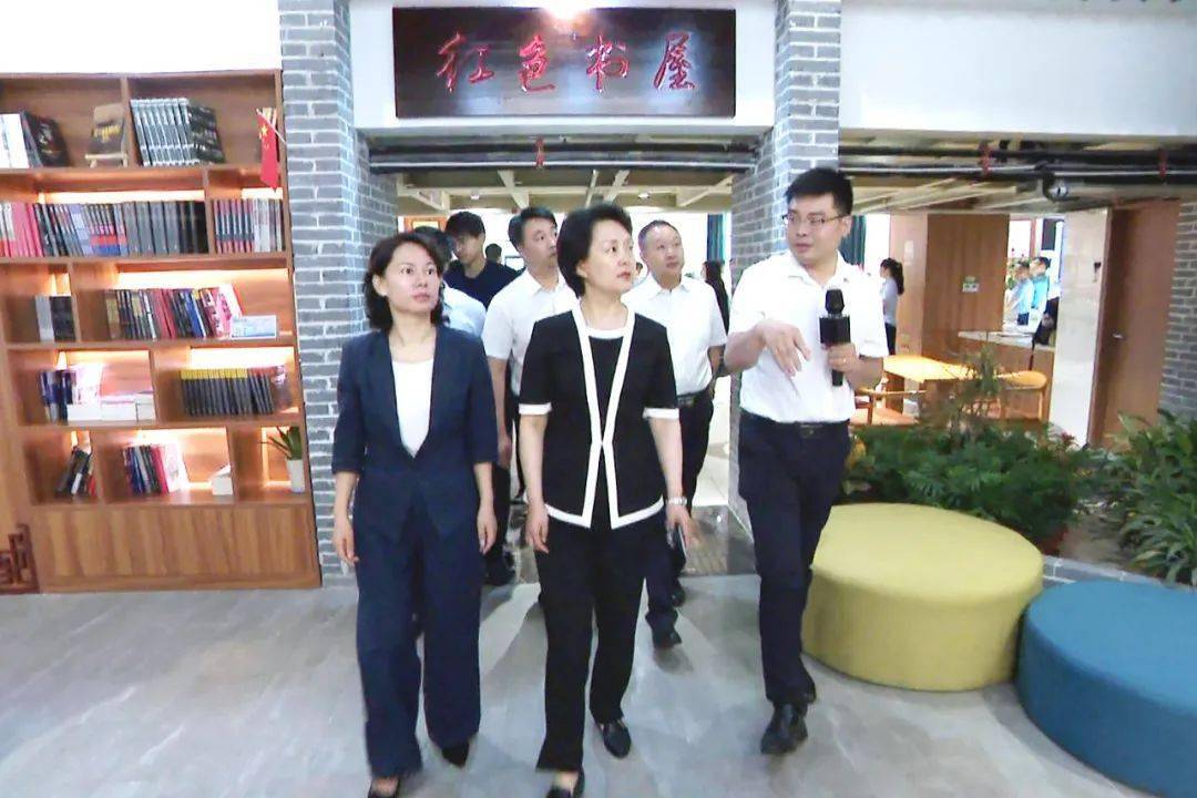 区委书记,区长王娟,区委常委,宣传部部长罗时荣陪同.