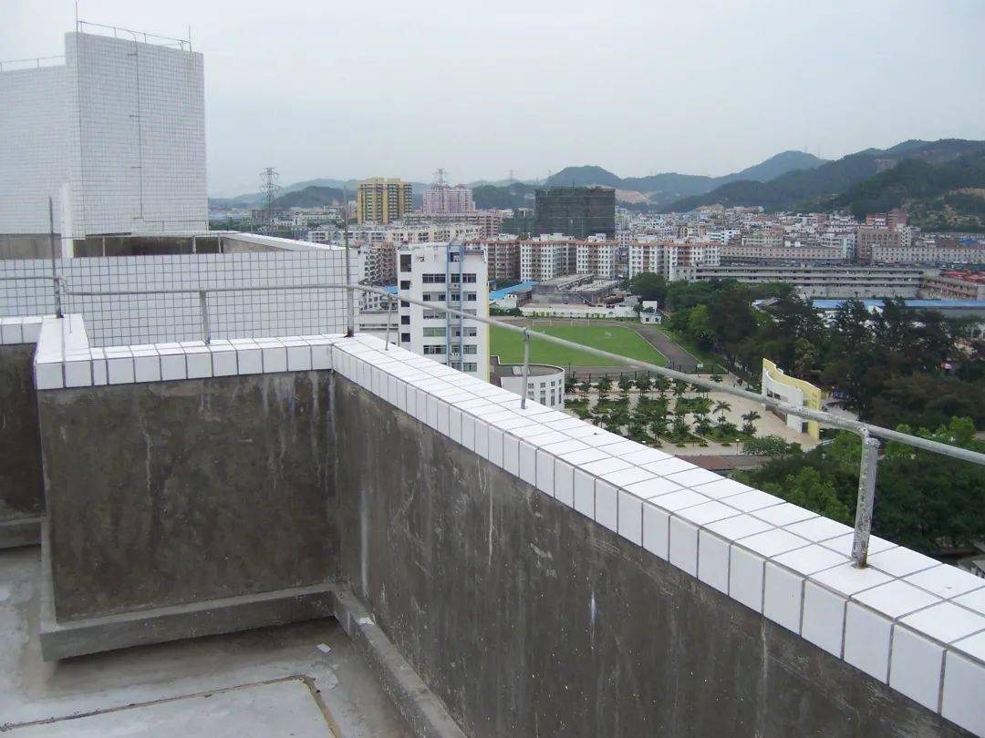 就为多个露台才买的顶楼,结果女儿墙1米8,想拆低物业给我翻白眼!