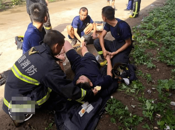 南昌一仓库突发火灾消防员在高温下救援部分人员中暑晕厥倒地