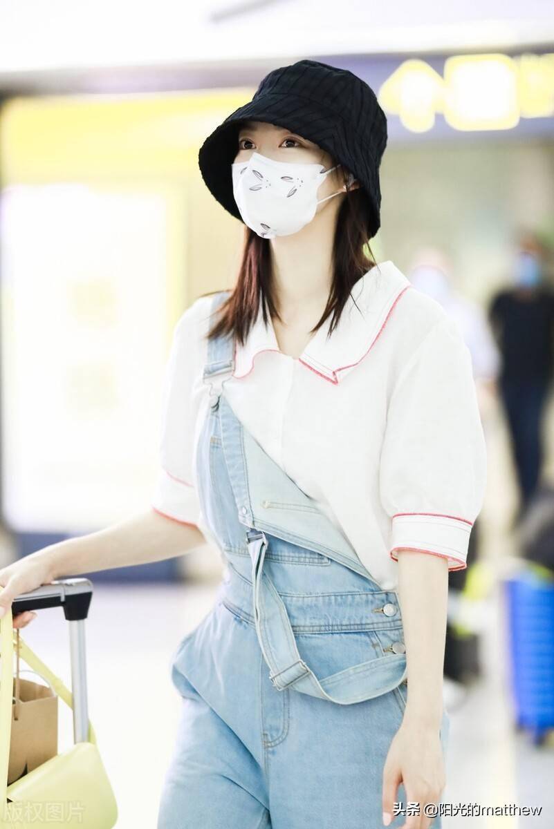 街拍陈雨锶少女感满满身白色衬衫背带裤头戴渔夫帽休闲随性