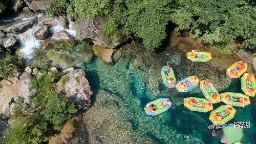 庐山三叠泉:清凉一"夏"绿水青山之间,游客正在体验漂流的乐趣