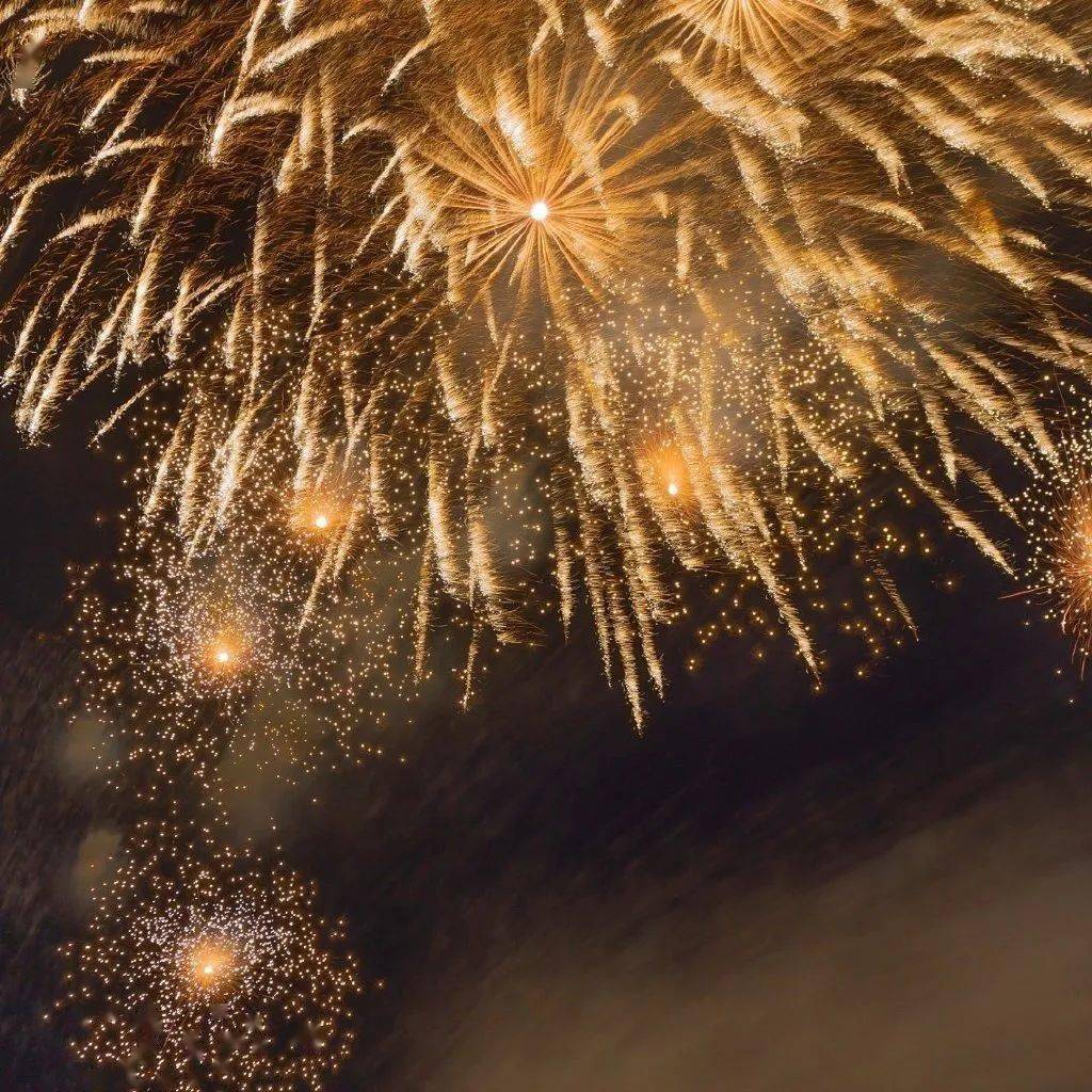 背景图|背景图 | 夜里有灯，你看这个世界并不坏