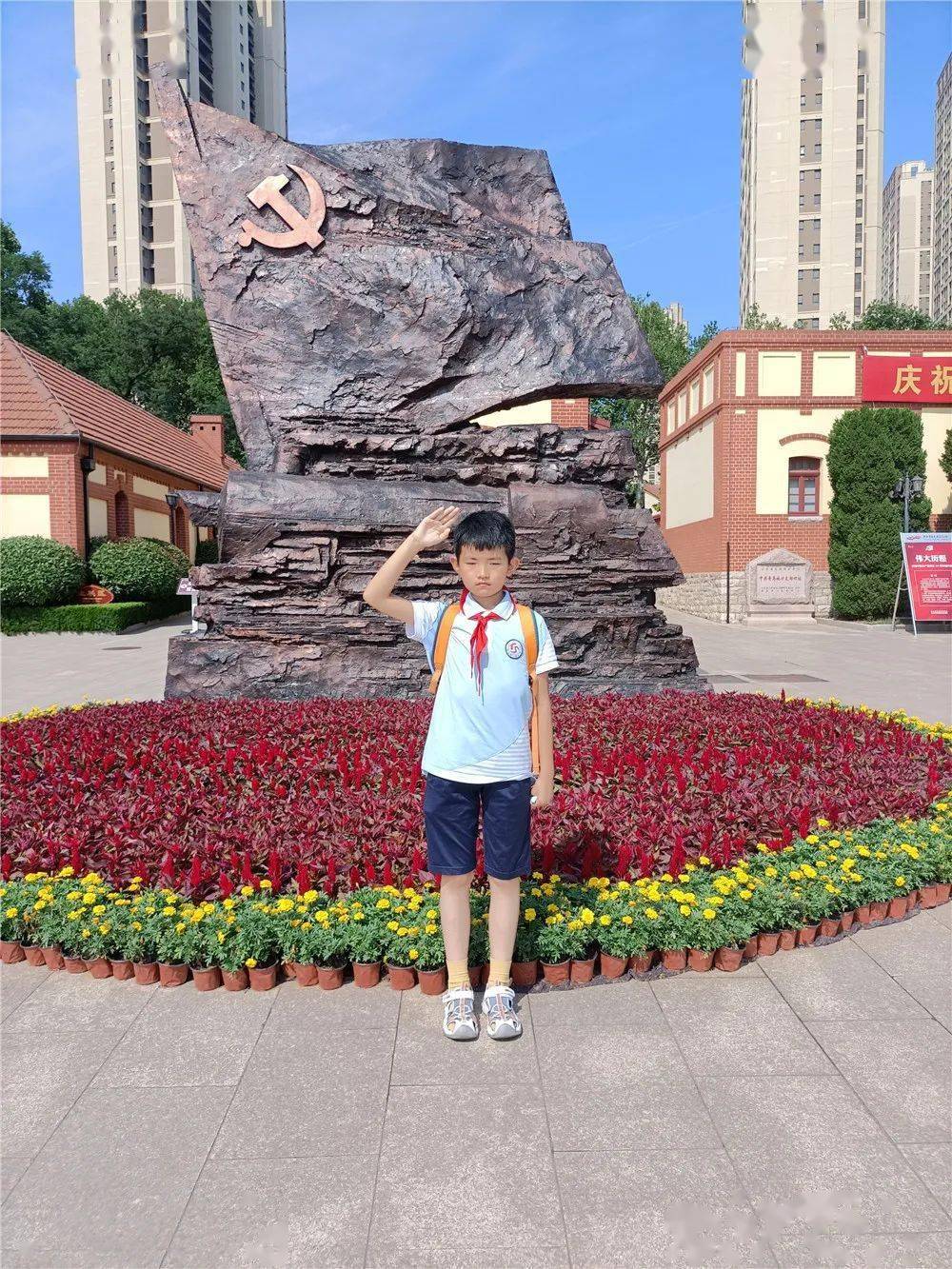 迎面映入眼帘的是党旗主题雕塑,队员们首先对院子里的图片展区进行了
