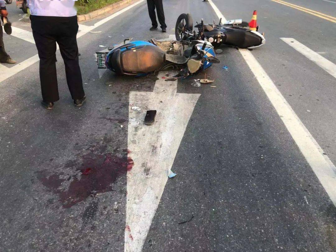 姜堰大叔逆行闯红灯不戴头盔结果