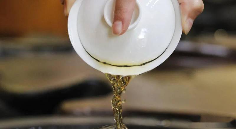 正确使用盖碗泡茶就不会烫手_汤时