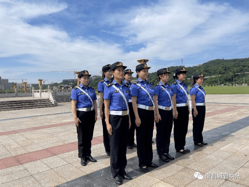 湾里管理局首支女子城管执法队亮相