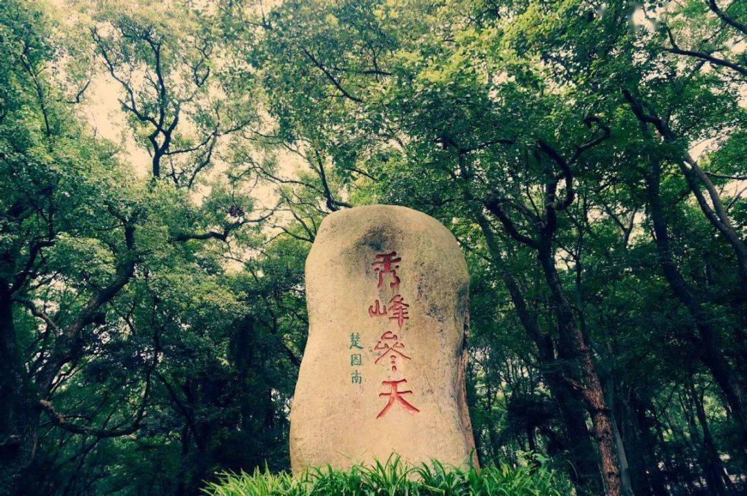 秀峰景区位于庐山南麓,鄱湖之滨的庐山市白鹿镇境内,这里集名山,名瀑