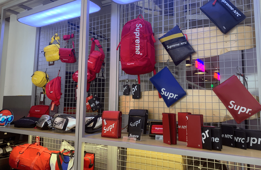 supreme nyc 箱包店 时代财经摄
