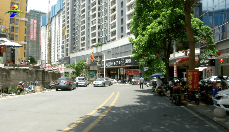 吴川同德城附近垃圾乱堆放,实在太难看了.