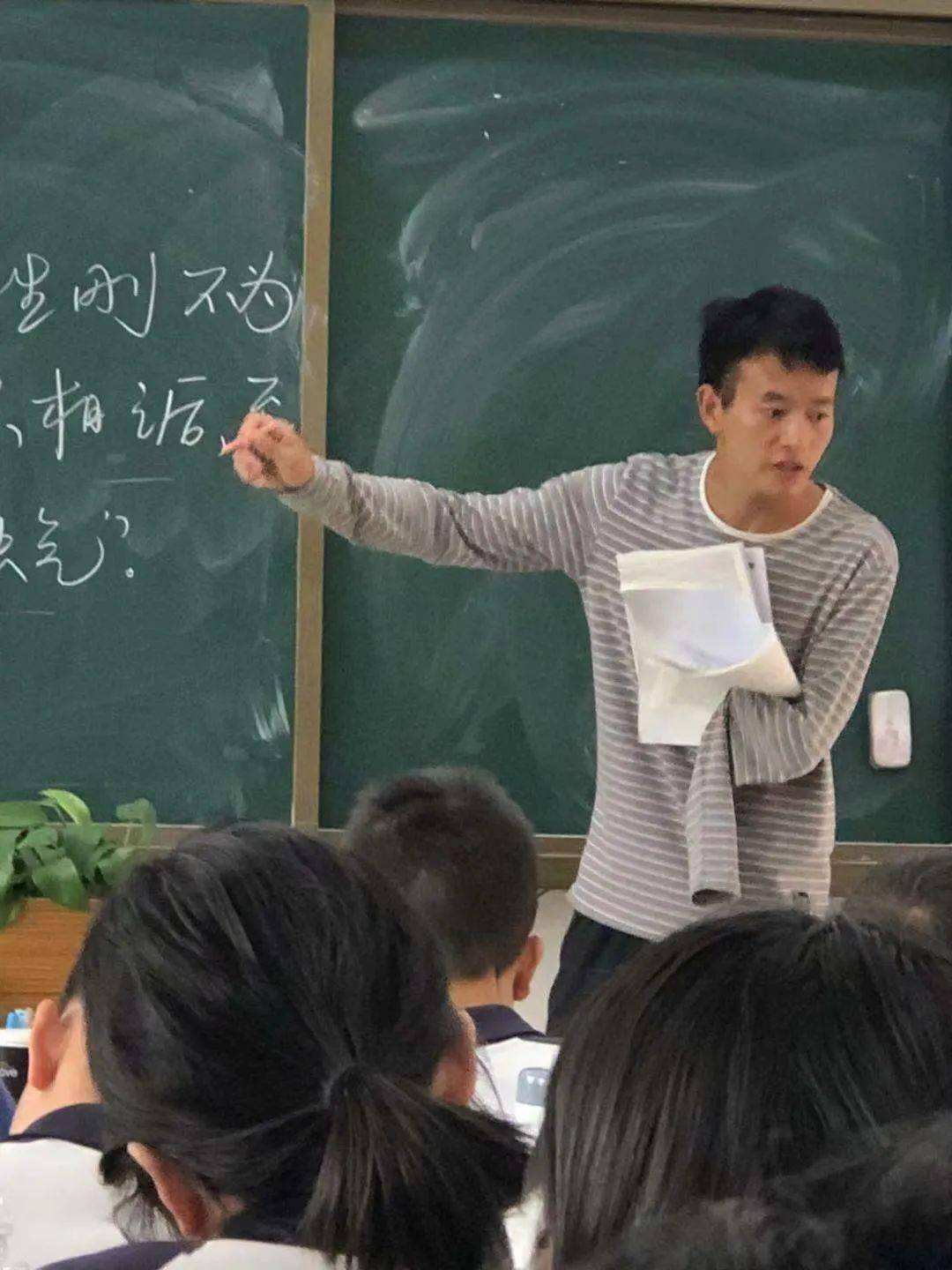 "感受过温暖 也想传递爱 4岁那年 陈祖鹏的左手前臂 被机器割伤