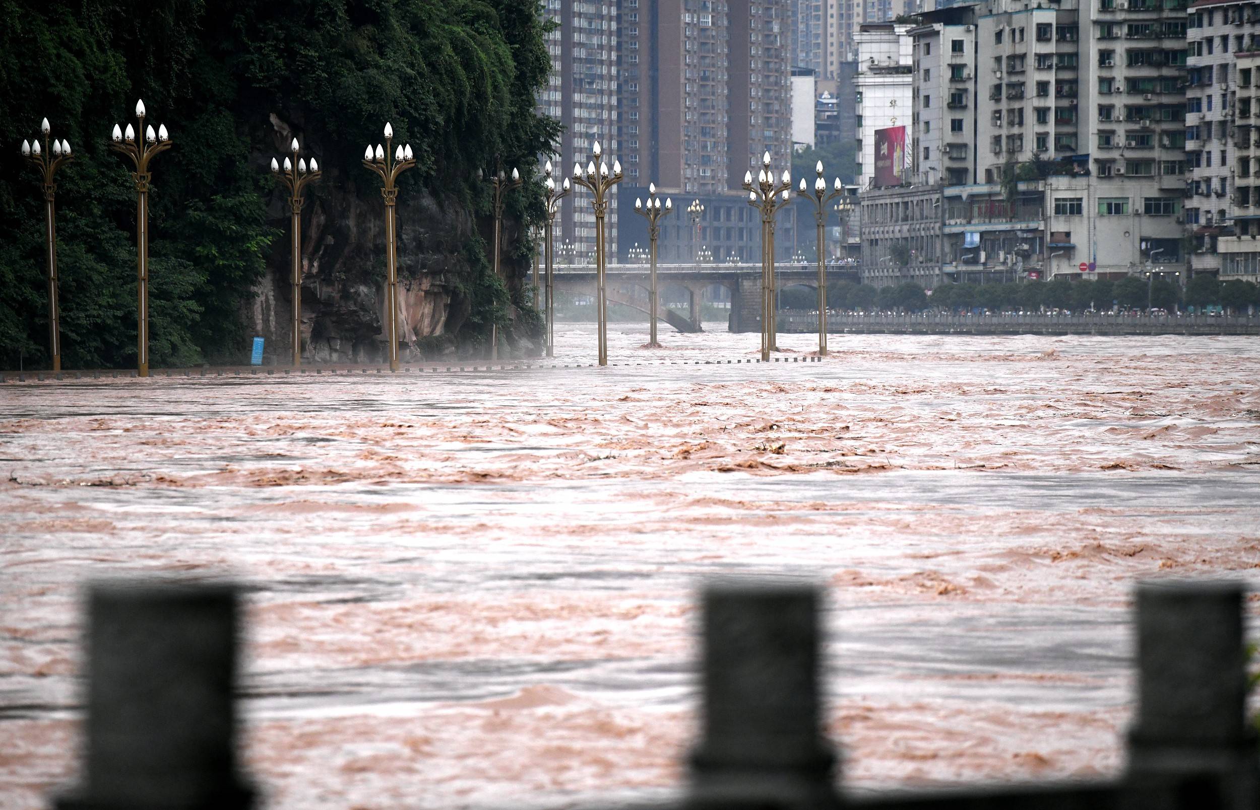 图自视觉中国在洪水来临前,应急部门,乡镇工作人员组织协调,紧急撤离