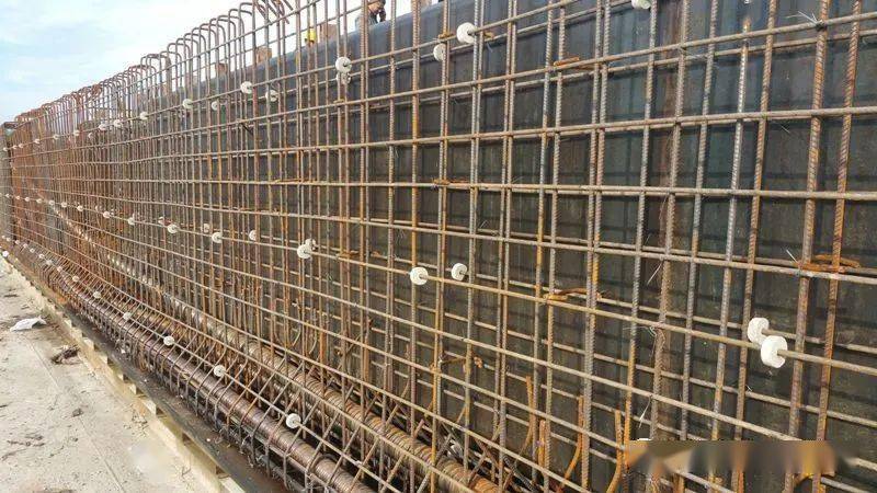 要解决混凝土保护层问题,现在从保护层施工及垫块选择两方面来进行