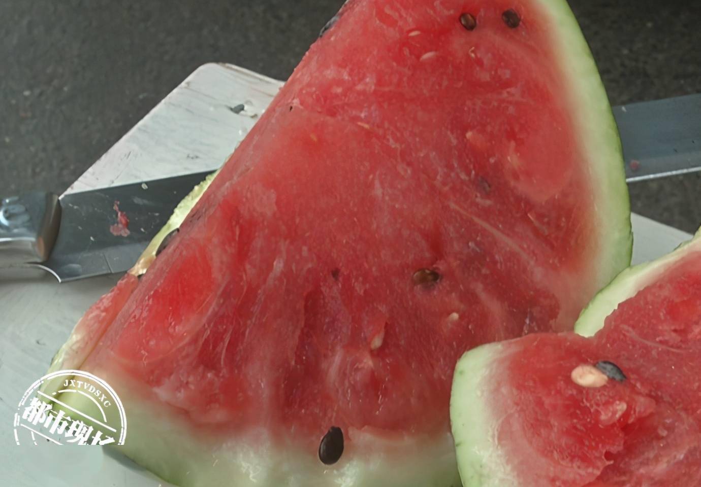 南昌:男子买到"酸西瓜"很心酸,批发商:这些瓜没有售后