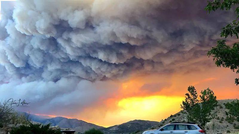 加州野火狂烧引"火风暴"!消防飞机洒水,还没落地就已蒸发(图)