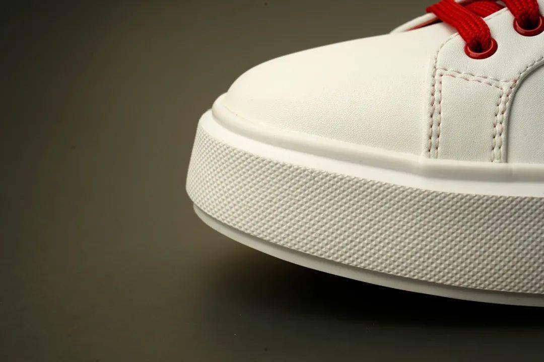 设计|怎么穿都不会皱的小白鞋,增高3cm,柔软轻盈,超显腿长!
