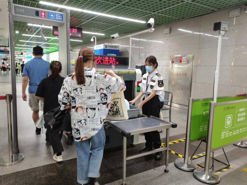 上班途中一个小举动 地铁安检小姐姐获点赞