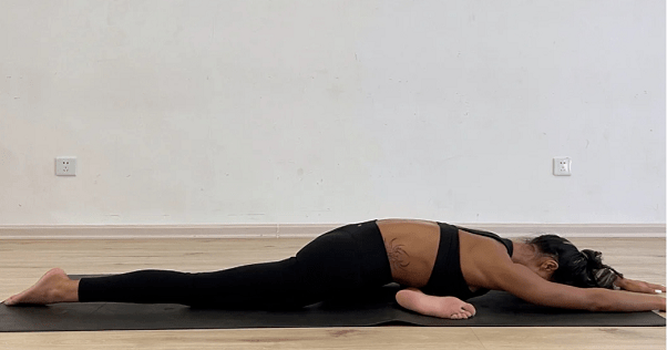 只需一套瑜伽拉伸体式全部解决!_动作