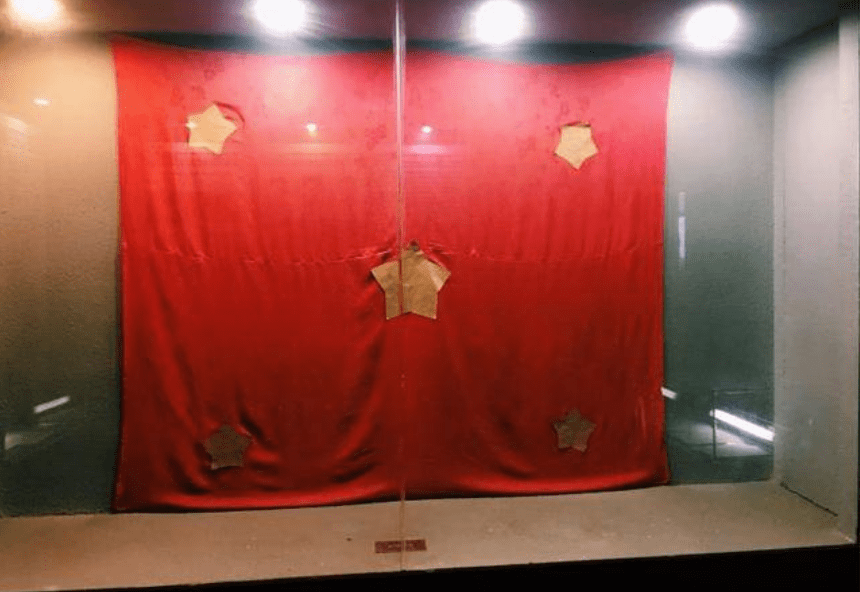 图|白公馆的五星红旗李育生还听闻当时参与埋尸的杂工说,杨虎城将军就