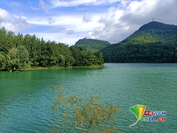 位于六盘水市钟山区,是六盘水市三池之一,原名窑上水库