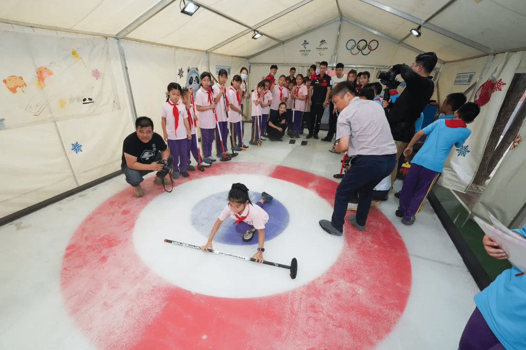 國家冰壼隊與電廠路小學冰壺隊同場