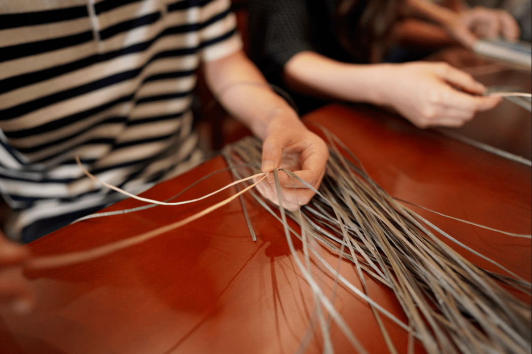 趣也青年玩游戏编草帽摘桃子快乐就是这么简单