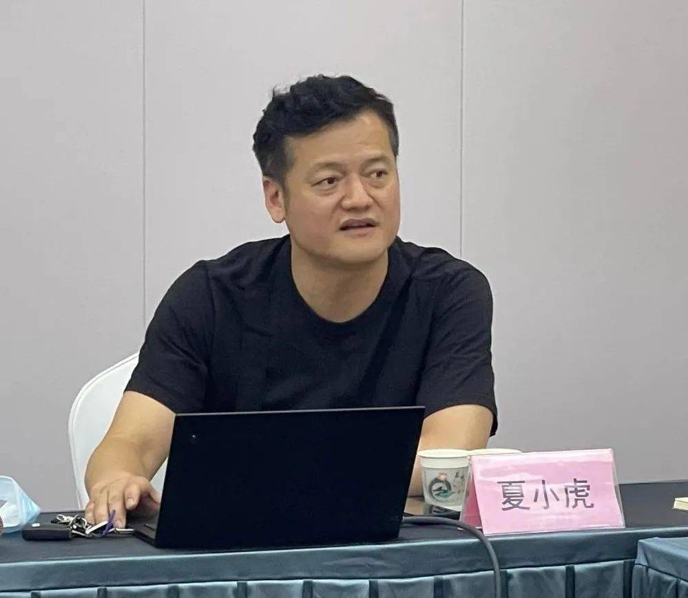 夏小虎与舞蹈组学员座谈交流在舞蹈组的座谈交流中,夏小虎根据舞蹈