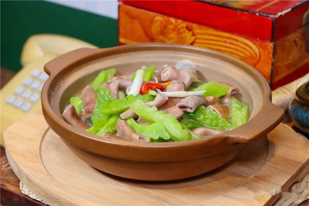 苦瓜吃起来微微苦,脆爽的感觉小肠混合着淡淡的苦瓜香气别有一番风味