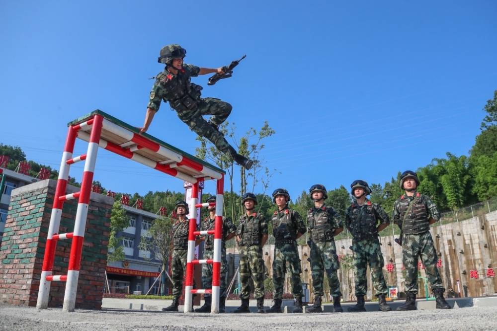 通讯员 彭勇 摄武警官兵结束训练返回营区.