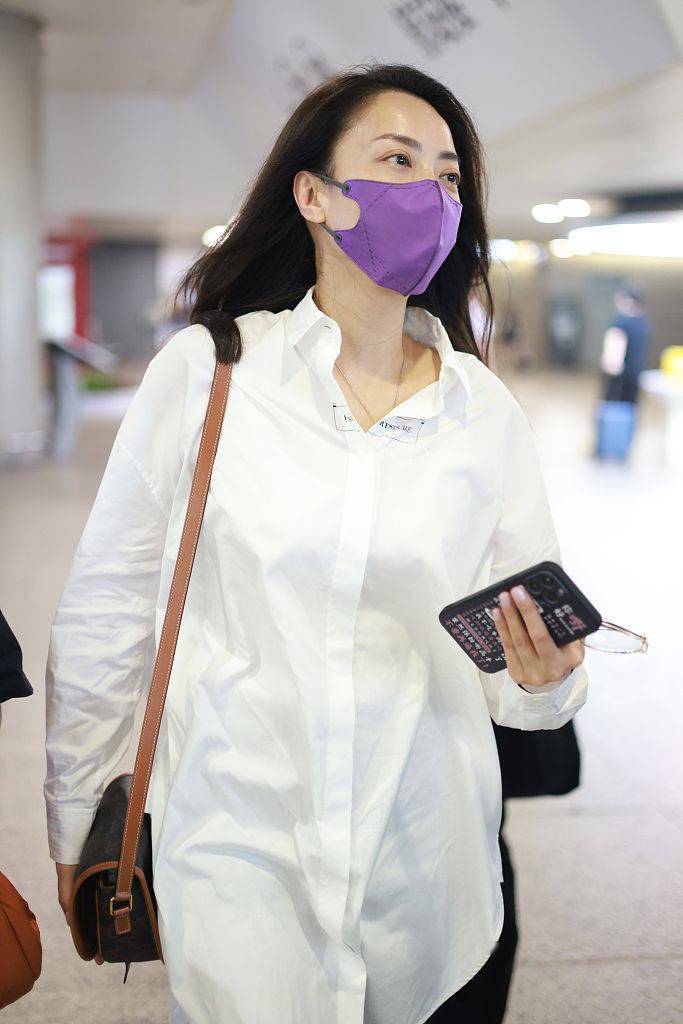 黑长直|霍汶希穿白衬衫肩背Celine挎包 简约干练超级飒