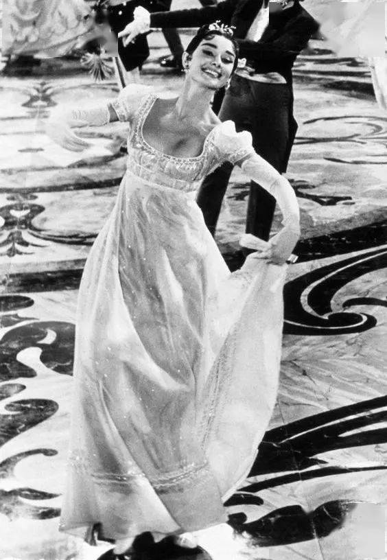 欧洲|200多年了，简·奥斯汀最爱的美裙依旧经典！胸以下全是腿靠它了