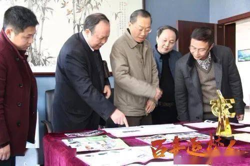 (图: 县人大主任易大斌(左三)视察维权工作)