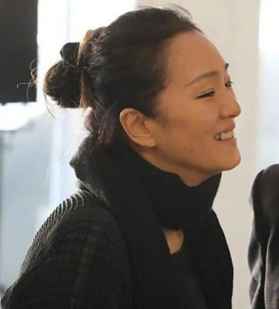 在国外街头拍到巩俐无修饰的脸又黑又老真实身材就像老妇人