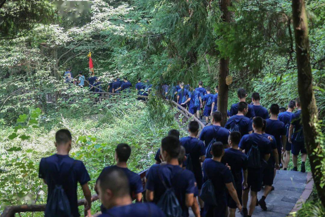 涪陵支队组织新入职专职消防员开展徒步拉练重温红色历史活动