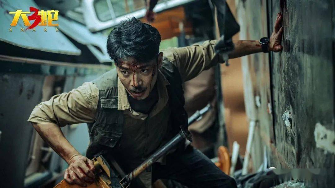 是《狄仁杰》系列里的唐朝神探狄仁杰,时而又是《陆行鲨》里的潜水队