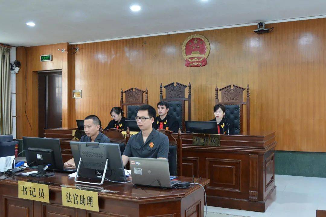 大化原县委常委副县长黄碧海今日受审被控受贿1400万元