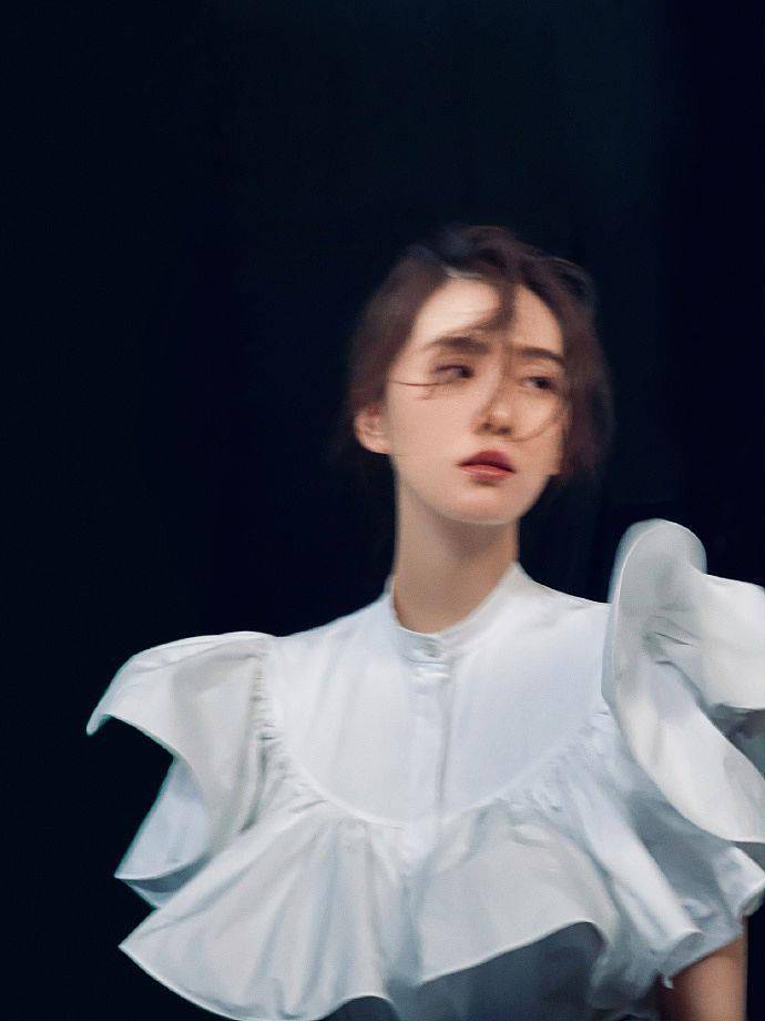 黑色|刘诗诗包身长裙女人味十足 黑色麻花辫化身酷girl现反转魅力