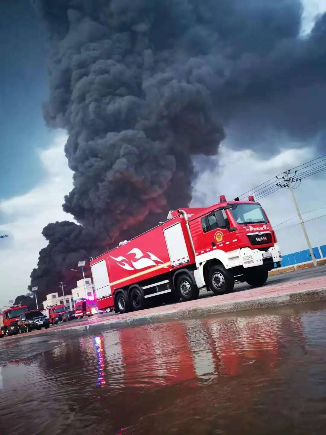 天津大爆炸消防车图片