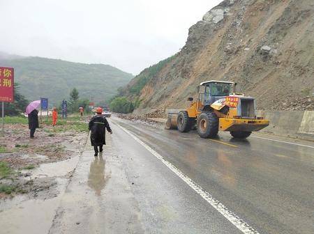受7月14日夜间至15日强降雨影响,礼县境内国道g247线出现两处塌方.
