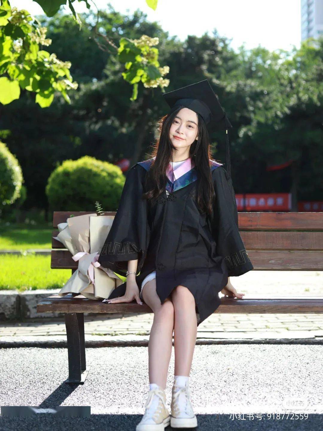 硕士生学士服以蓝色为主学士服和上面川美很相似本科生是黑色长袍配