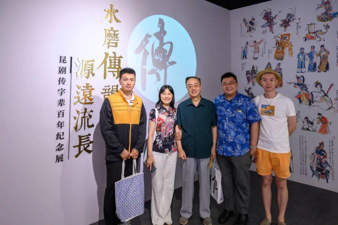 蔡老师由学生卫立,谭许亚以及媒体人王悦阳陪同观展,上海艺术研究中心