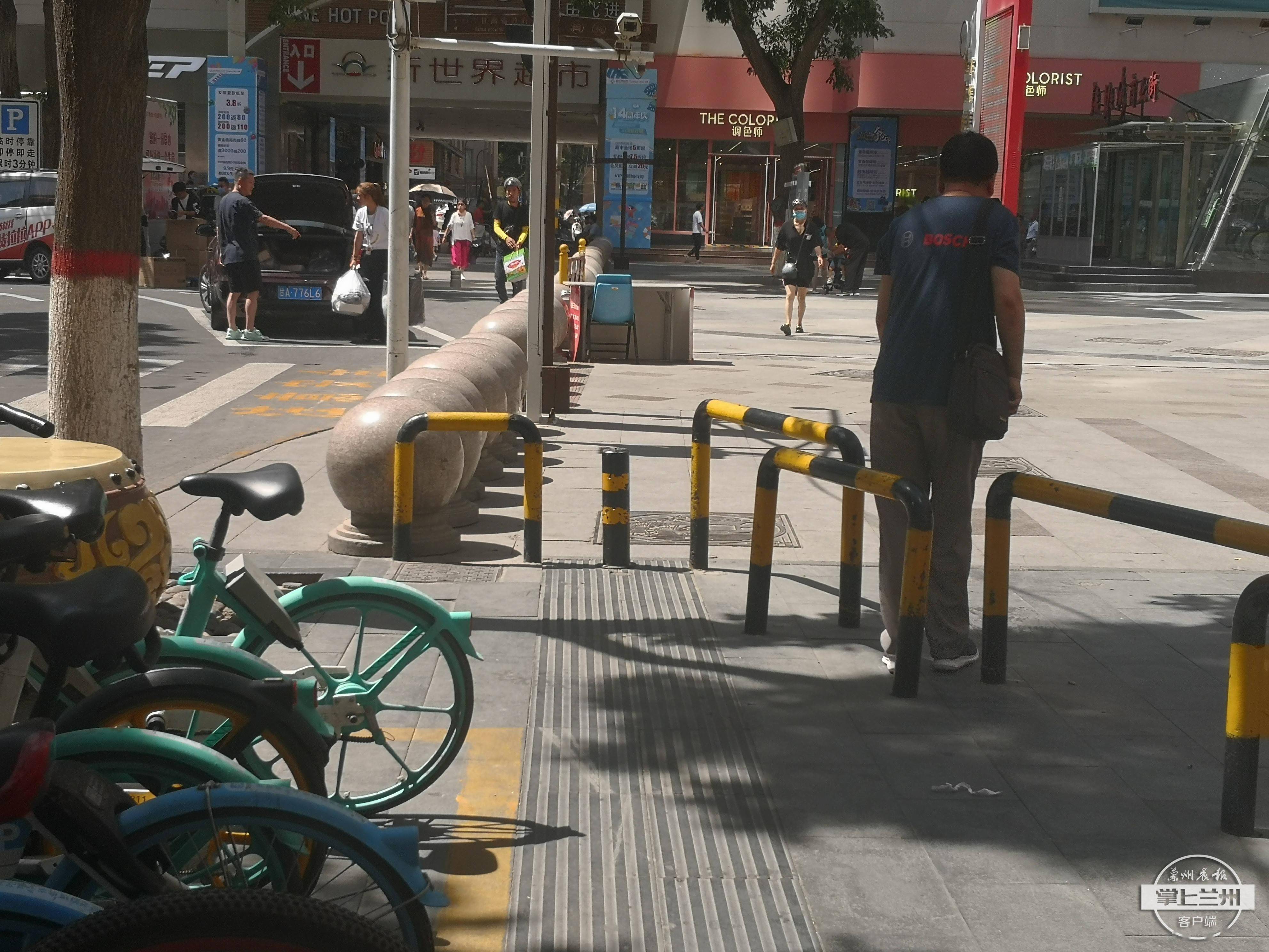 帮着办丨张掖路步行街:盲道上立栏杆 市民觉得不太妥